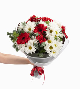 Beyaz Bukette Beyaz Papatya ve Kırmızı Gerbera