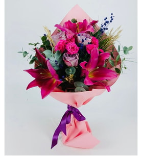Bukette Pembe Lilyum ve Lila Güller