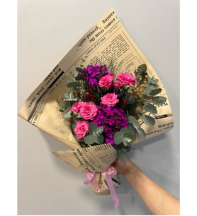 Gazete Bukette Pembe Çardak Güller