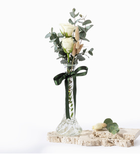 İnce Cam Vazoda Beyaz Güller ve Bej Lagurus