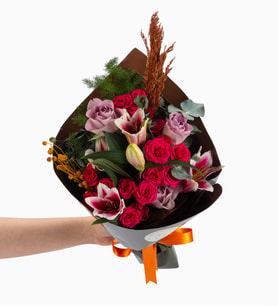 Koyu Kahve Bukette Pembe Lilyum ve Lila Güller
