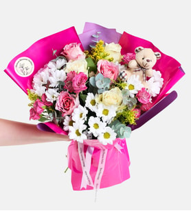 Lila Pembe Bukette Pembe Güller ve Ayıcık Anahtarlık