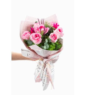 Pembe Gazete Bukette 7'li Pembe Gül