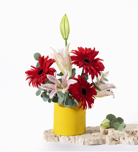 Sarı Saksıda Kırmızı Gerbera ve Pembe Lilyumlar