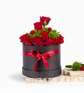 Siyah Kutuda 13 Kırmızı Gül & Dianthus Green Trick
