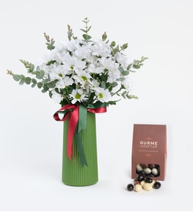 Yeşil Polimer Vazoda Papatyalar ve Drajeli Gurme Lezzetler